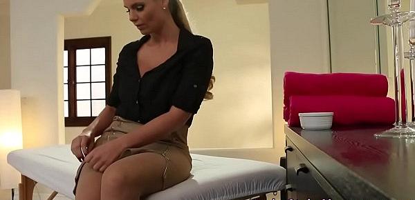  Lesbian masseuse tribbing her client